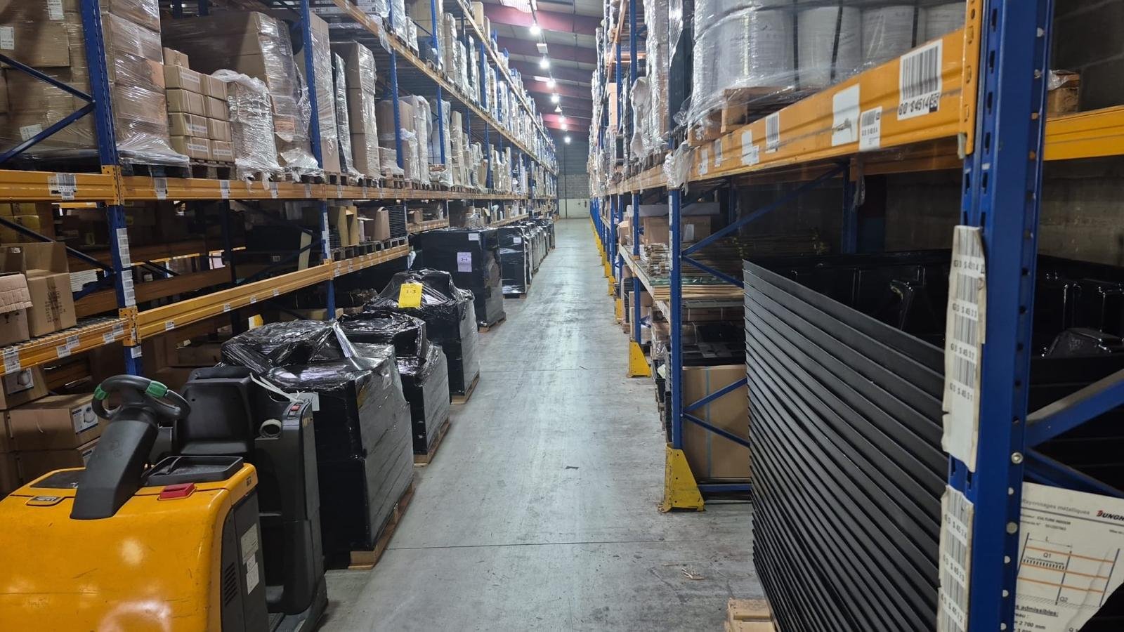 Entrepôt logistique avec chariot élévateur